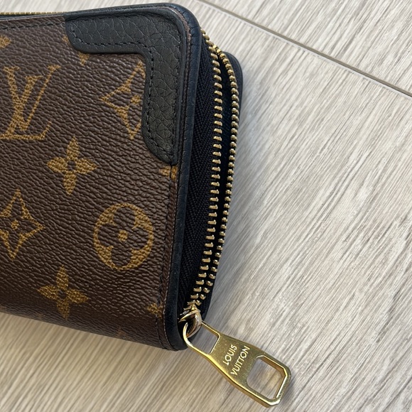 Louis Vuitton iconic logo zippy wallet - Picture 8 of 17